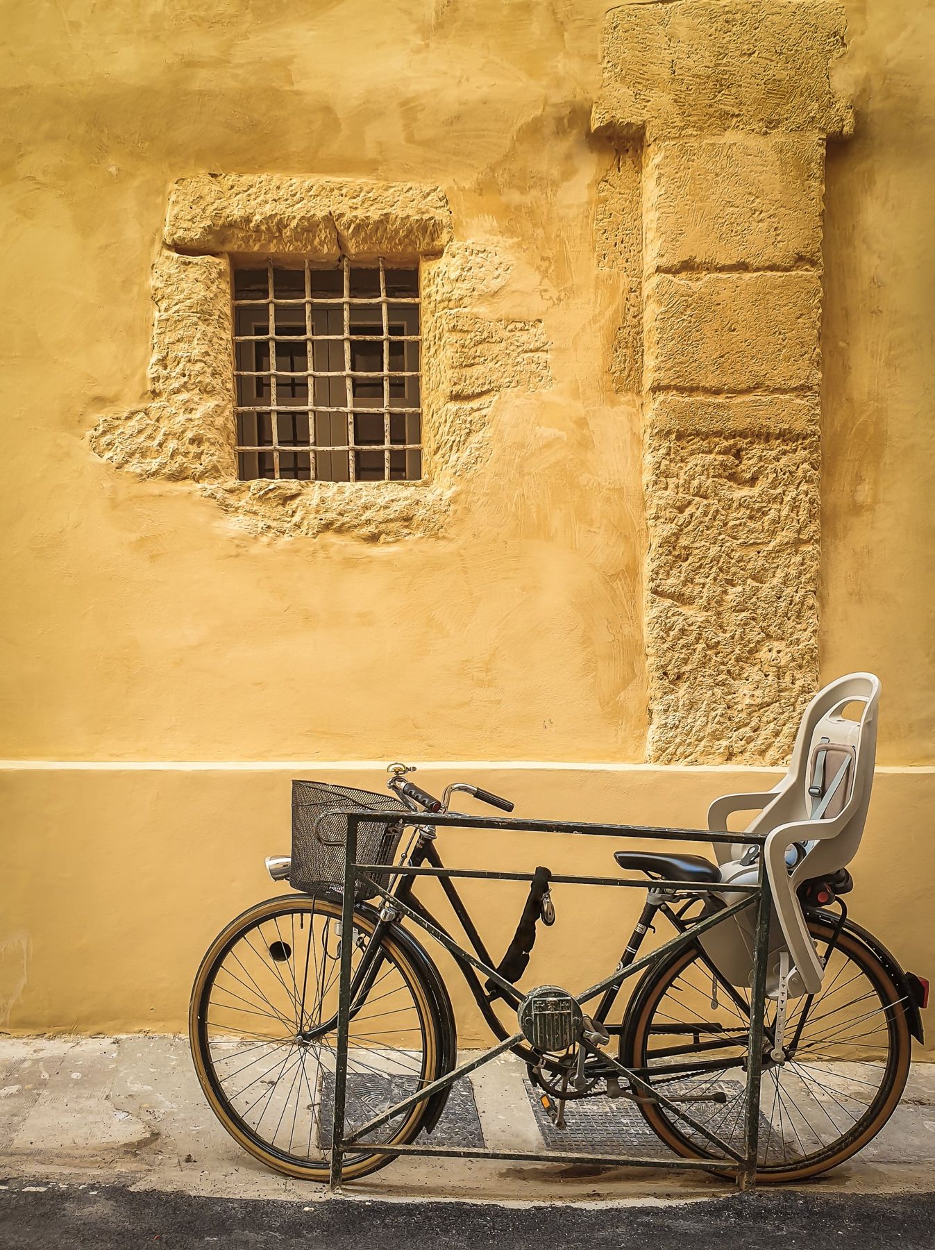 Bicycle against an ochre wall in Aix